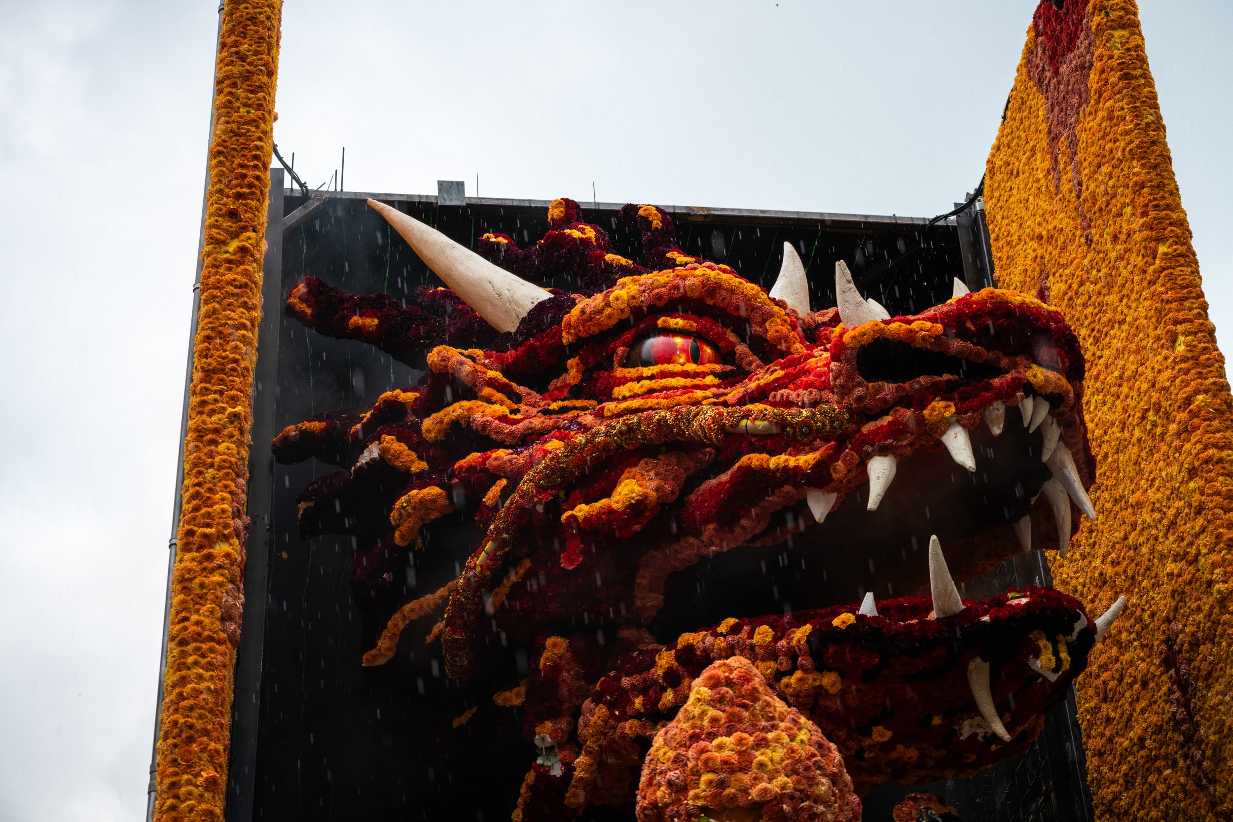 Bloemencorso draak Marieke Tromp