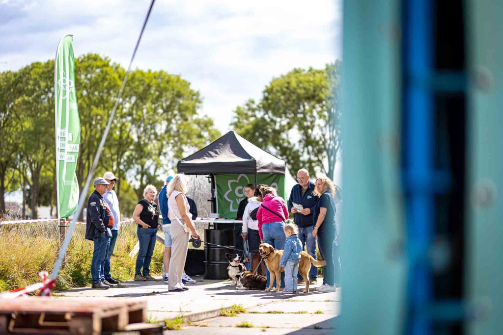 De informatiestand van Corso Vollenhove tijdens de Dahliaroute en Open Dag 2025 bij de Vlasschuur in Vollenhove.