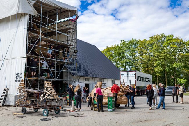 Geslaagde Dahliaroute en Open Dag voor Cors Vollenhove trekt honderden bezoekers 11 Bezoekers kijken hun ogen uit bij wagenbouwgroep 't Jakan bij de bouw van de wagen 'Queensland'.