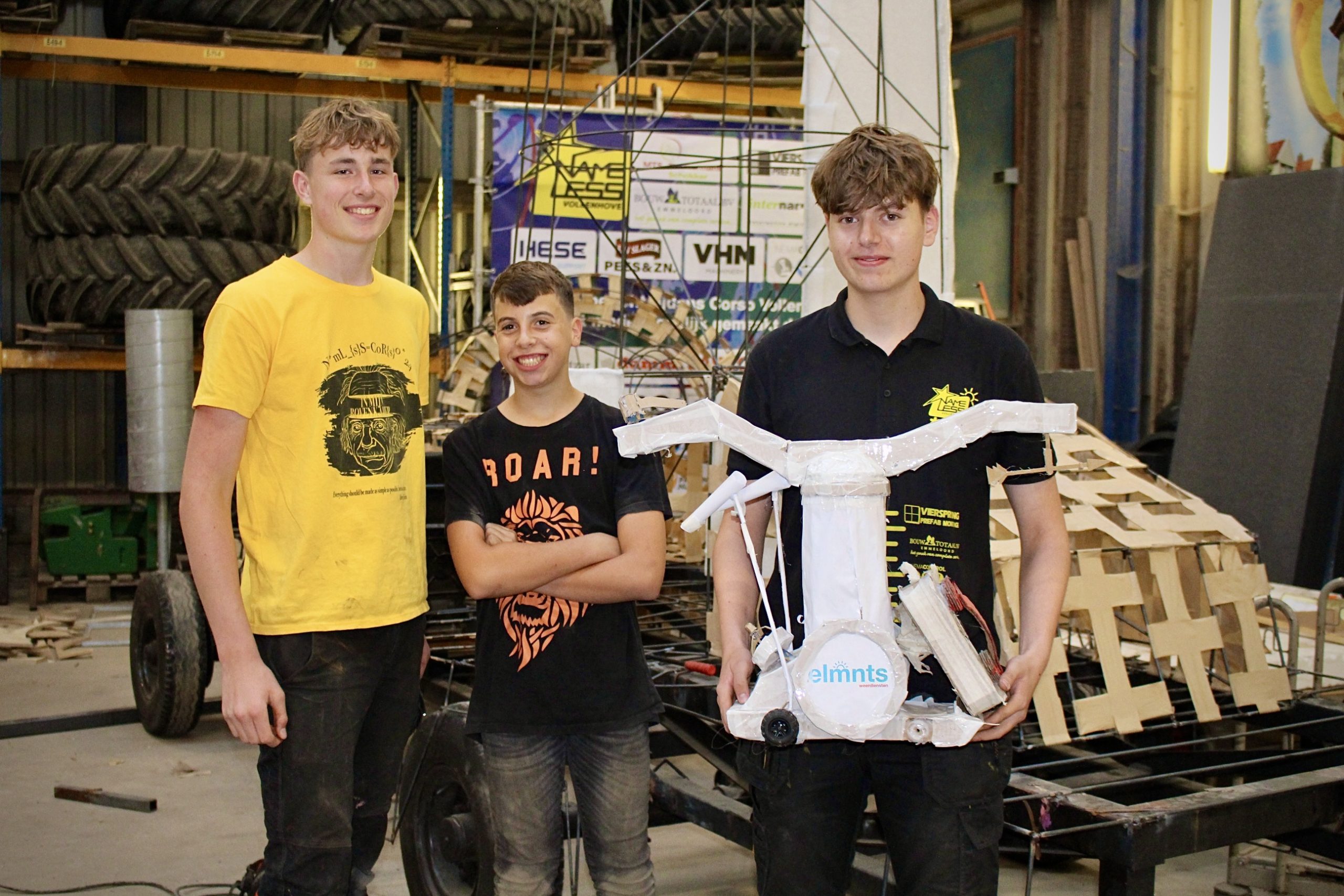 Leden van Nameless 2.0 tonen trots de maquette van hun wagen genaamd ‘Code Geel?!’