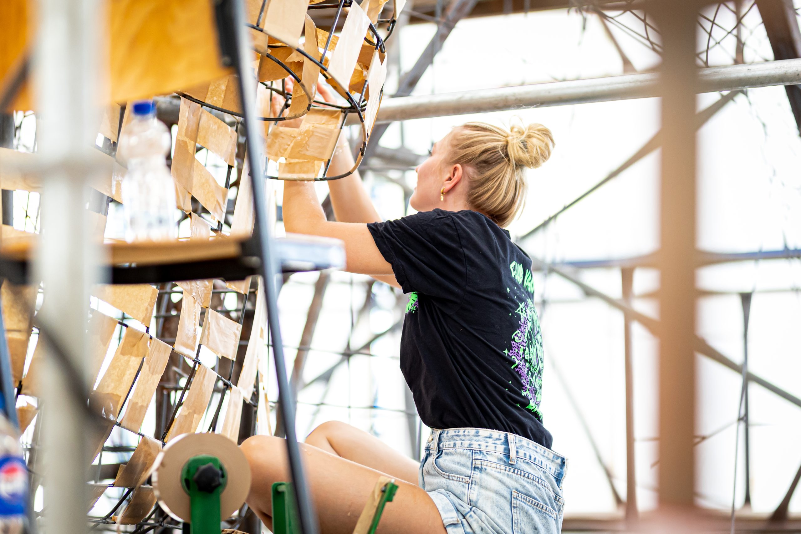 Een wagenbouwster aan het werk