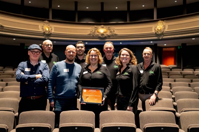 Vollenhoofse Vereniging voor Volksvermaken trots finalist Erfgoedvrijwilligersprijs 2025 1 Bestuursleden van de V.V.V.V. bij de Erfgoedvrijwilligersprijs 2025.