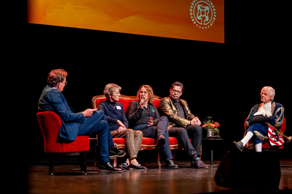 Voorzitter Claudia Lassche bij de uitreiking Erfgoedvrijwilligersprijs