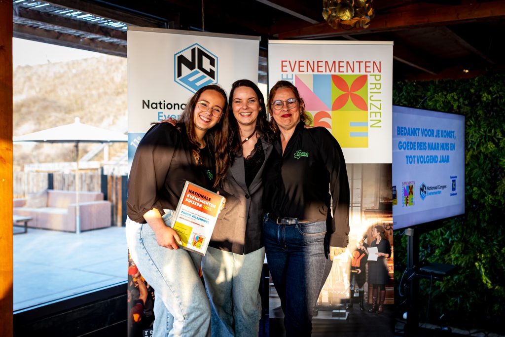 Vrijwilligers nemen oorkonde nominatie beste publieksevenement in ontvangst