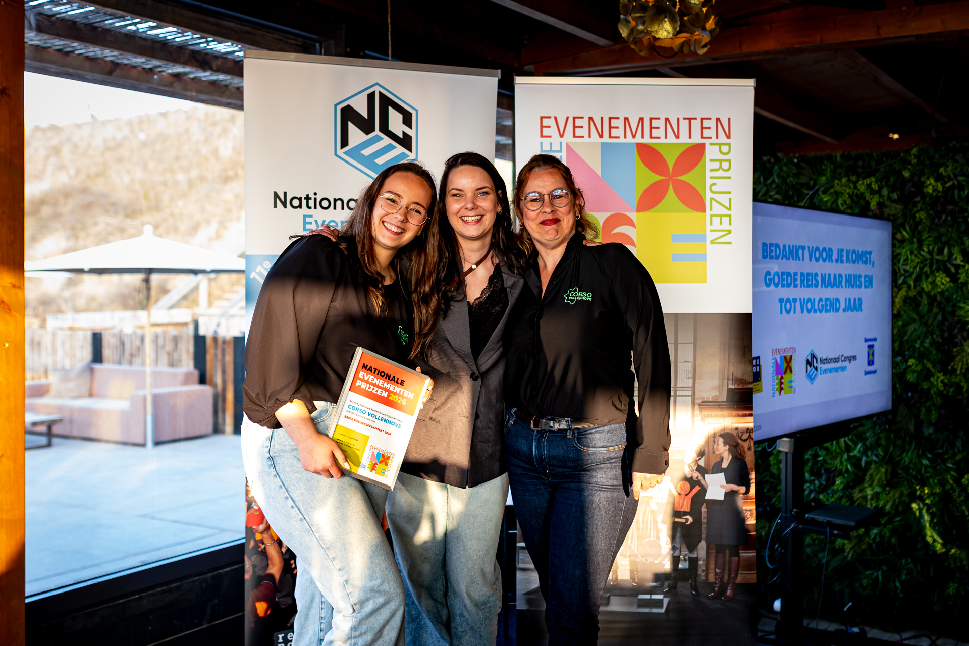 Vrijwilligers nemen oorkonde nominatie beste publieksevenement in ontvangst