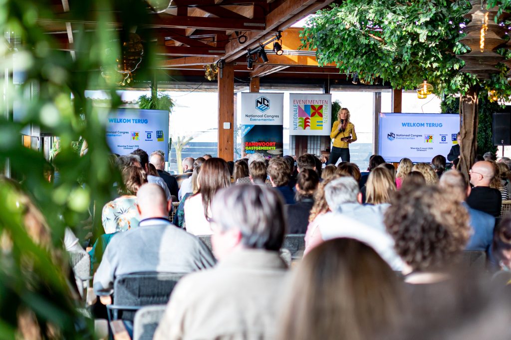 Uitreiking van de prijs 'Beste Publieksevement' in Zandvoort.