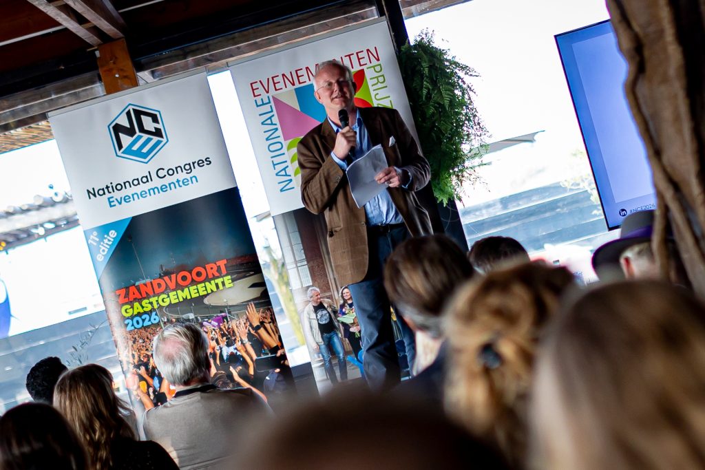 Uitreiking van de prijs 'Beste Publieksevement' in Zandvoort.