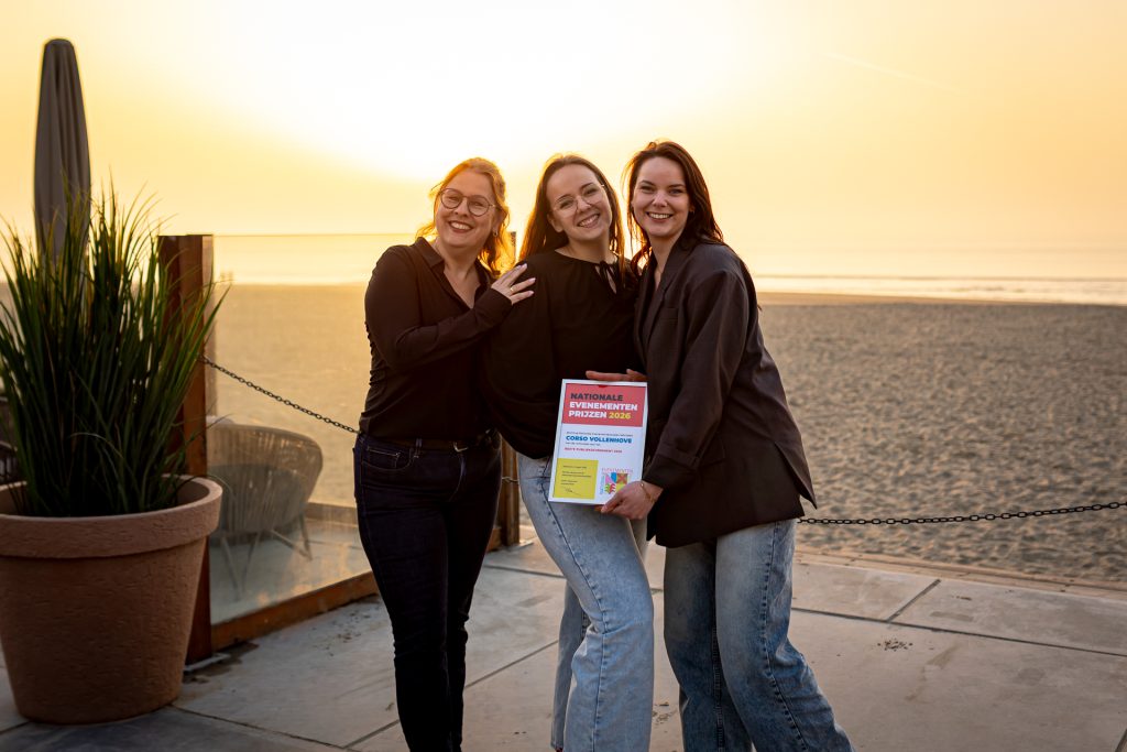 Uitreiking van de prijs 'Beste Publieksevement' in Zandvoort.