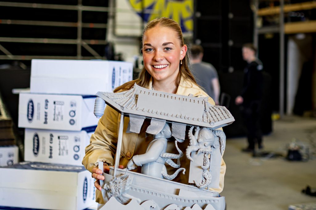 Ontwerpster Jasmijn Schipper met de maquette voor 2026