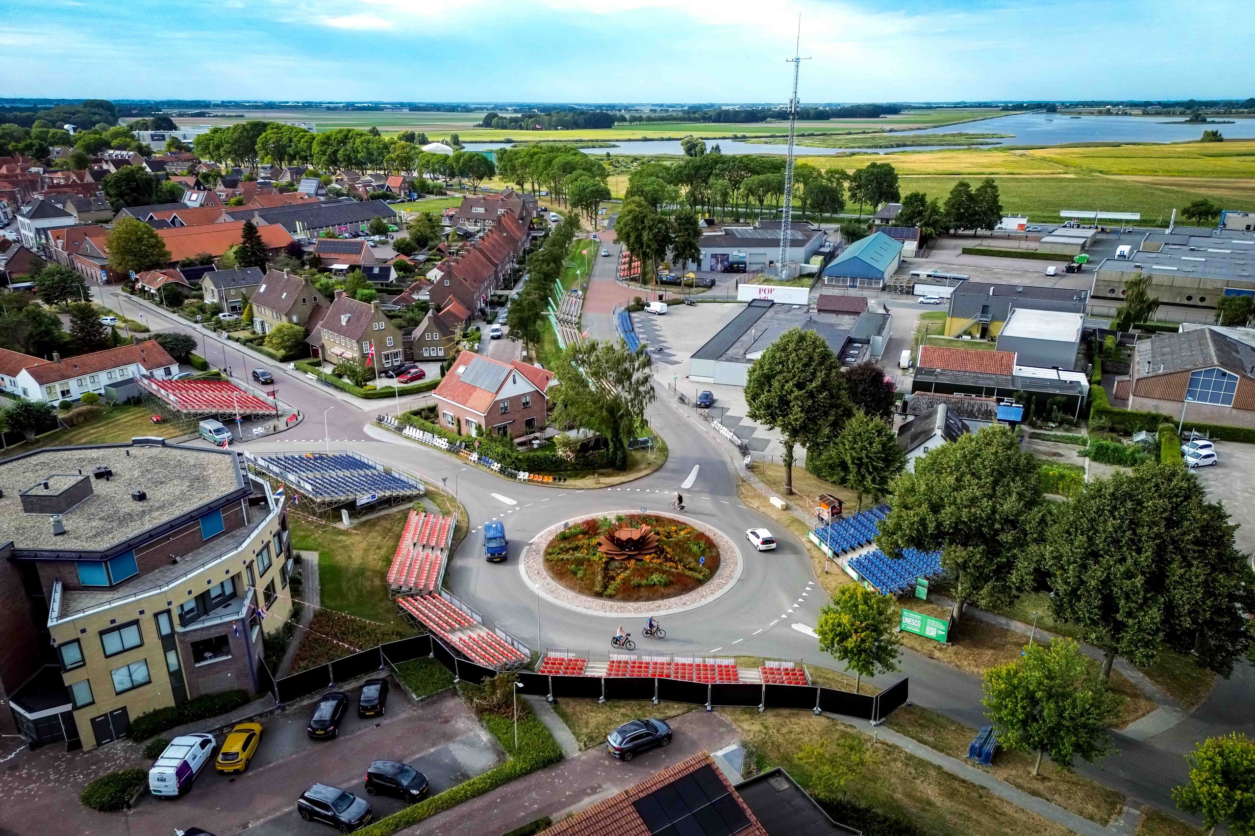 Vollenhove van boven met onder andere het Dahliamonument bij de Weg van Rollecate.